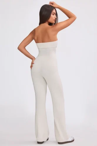 Jumpsuit aus grobem Strick mit Bandeau-Ausschnitt und Kick-Flare-Hose in Creme Jumpsuit aus grobem Strick mit Bandeau-Ausschnitt und Kick-Flare-Hose in Creme