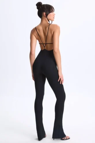 Kiki Modal Plunge Jumpsuit mit offenem Rücken und ausgestelltem Schnitt in Schwarz Kiki Modal Plunge Jumpsuit mit offenem Rücken und ausgestelltem Schnitt in Schwarz