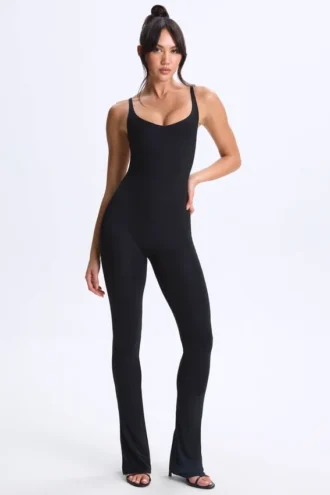 Kiki Modal Plunge Jumpsuit mit offenem Rücken und ausgestelltem Schnitt in Schwarz Kiki Modal Plunge Jumpsuit mit offenem Rücken und ausgestelltem Schnitt in Schwarz