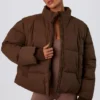 Kurze Daunenjacke mit abnehmbaren Ärmeln in Kakaobraun Kurze Daunenjacke mit abnehmbaren Ärmeln in Kakaobraun