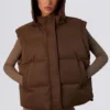 Kurze Daunenjacke mit abnehmbaren Ärmeln in Kakaobraun Kurze Daunenjacke mit abnehmbaren Ärmeln in Kakaobraun