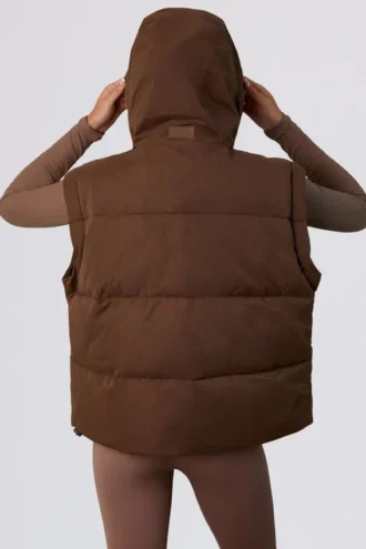 Kurze Daunenjacke mit abnehmbaren Ärmeln in Kakaobraun