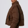 Kurze Daunenjacke mit abnehmbaren Ärmeln in Kakaobraun Kurze Daunenjacke mit abnehmbaren Ärmeln in Kakaobraun