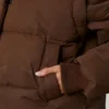 Kurze Daunenjacke mit abnehmbaren Ärmeln in Kakaobraun Kurze Daunenjacke mit abnehmbaren Ärmeln in Kakaobraun
