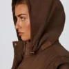 Kurze Daunenjacke mit abnehmbaren Ärmeln in Kakaobraun Kurze Daunenjacke mit abnehmbaren Ärmeln in Kakaobraun