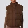 Kurze Daunenjacke mit abnehmbaren Ärmeln in Kakaobraun Kurze Daunenjacke mit abnehmbaren Ärmeln in Kakaobraun