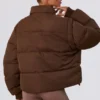 Kurze Daunenjacke mit abnehmbaren Ärmeln in Kakaobraun Kurze Daunenjacke mit abnehmbaren Ärmeln in Kakaobraun