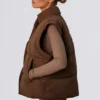 Kurze Daunenjacke mit abnehmbaren Ärmeln in Kakaobraun Kurze Daunenjacke mit abnehmbaren Ärmeln in Kakaobraun