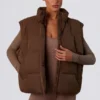 Kurze Daunenjacke mit abnehmbaren Ärmeln in Kakaobraun Kurze Daunenjacke mit abnehmbaren Ärmeln in Kakaobraun