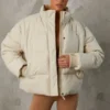 Kurze Daunenjacke mit abnehmbaren Ärmeln in Sand Kurze Daunenjacke mit abnehmbaren Ärmeln in Sand