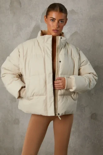Kurze Daunenjacke mit abnehmbaren Ärmeln in Sand