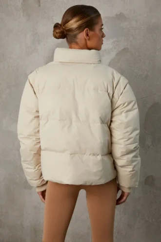 Kurze Daunenjacke mit abnehmbaren Ärmeln in Sand