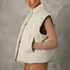 Kurze Daunenjacke mit abnehmbaren Ärmeln in Sand Kurze Daunenjacke mit abnehmbaren Ärmeln in Sand