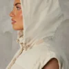 Kurze Daunenjacke mit abnehmbaren Ärmeln in Sand Kurze Daunenjacke mit abnehmbaren Ärmeln in Sand