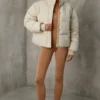 Kurze Daunenjacke mit abnehmbaren Ärmeln in Sand Kurze Daunenjacke mit abnehmbaren Ärmeln in Sand