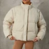 Kurze Daunenjacke mit abnehmbaren Ärmeln in Sand Kurze Daunenjacke mit abnehmbaren Ärmeln in Sand