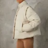 Kurze Daunenjacke mit abnehmbaren Ärmeln in Sand Kurze Daunenjacke mit abnehmbaren Ärmeln in Sand