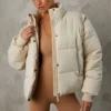 Kurze Daunenjacke mit abnehmbaren Ärmeln in Sand Kurze Daunenjacke mit abnehmbaren Ärmeln in Sand