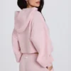 Kurzer Hoodie aus weichem Strick mit Reißverschluss in zartem Rosa Kurzer Hoodie aus weichem Strick mit Reißverschluss in zartem Rosa
