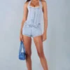 Lalita Playsuit mit Knopfleiste und Neckholder-Ausschnitt aus hellem Denim Lalita Playsuit mit Knopfleiste und Neckholder-Ausschnitt aus hellem Denim