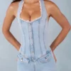 Lalita Playsuit mit Knopfleiste und Neckholder-Ausschnitt aus hellem Denim Lalita Playsuit mit Knopfleiste und Neckholder-Ausschnitt aus hellem Denim