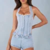 Lalita Playsuit mit Knopfleiste und Neckholder-Ausschnitt aus hellem Denim Lalita Playsuit mit Knopfleiste und Neckholder-Ausschnitt aus hellem Denim
