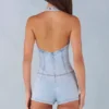 Lalita Playsuit mit Knopfleiste und Neckholder-Ausschnitt aus hellem Denim Lalita Playsuit mit Knopfleiste und Neckholder-Ausschnitt aus hellem Denim