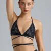 Liberty Bikini-Oberteil mit verzierten Kreuzbändern in Schwarz Liberty Bikini-Oberteil mit verzierten Kreuzbändern in Schwarz