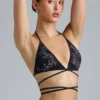 Liberty Bikini-Oberteil mit verzierten Kreuzbändern in Schwarz Liberty Bikini-Oberteil mit verzierten Kreuzbändern in Schwarz
