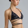 Liberty Bikini-Oberteil mit verzierten Kreuzbändern in Schwarz Liberty Bikini-Oberteil mit verzierten Kreuzbändern in Schwarz
