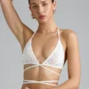Liberty Bikini-Oberteil mit verzierten Kreuzträgern in Elfenbein Liberty Bikini-Oberteil mit verzierten Kreuzträgern in Elfenbein