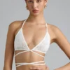 Liberty Bikini-Oberteil mit verzierten Kreuzträgern in Elfenbein Liberty Bikini-Oberteil mit verzierten Kreuzträgern in Elfenbein
