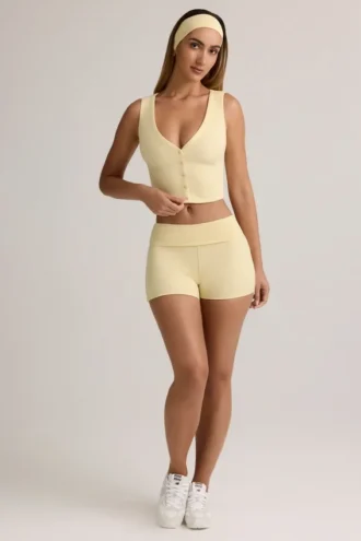 Lisha Modal-Ripp-Shorts mit mittlerer Leibhöhe und Umschlag in Buttercreme-Gelb