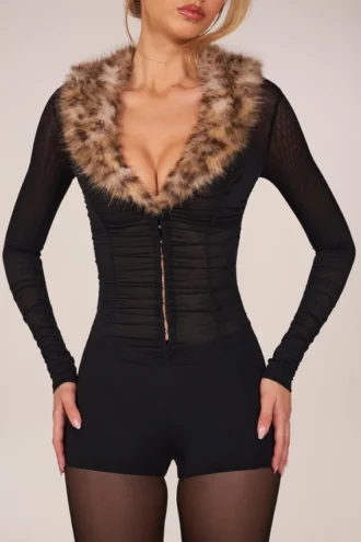 Loa Playsuit mit Kunstfellbesatz in Schwarz