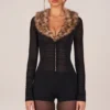Loa Playsuit mit Kunstfellbesatz in Schwarz