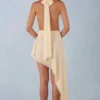Mariselle Neckholder-Maxikleid mit asymmetrischem Schnitt in Buttergelb Mariselle Neckholder-Maxikleid mit asymmetrischem Schnitt in Buttergelb