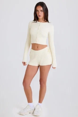 Mini-Shorts aus geripptem Strick mit Bindeband in Creme