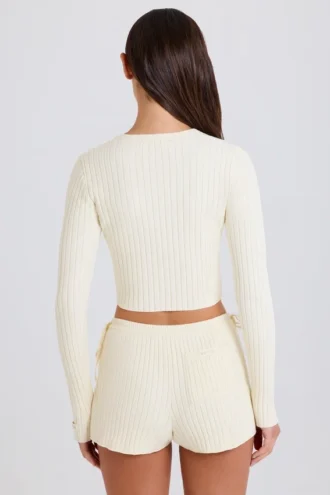 Mini-Shorts aus geripptem Strick mit Bindeband in Creme