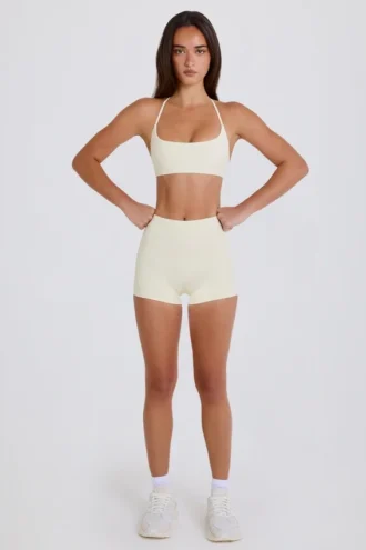 Mini-Shorts mit hoher Taille in Creme
