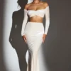 Adele Velvet Off-Shoulder Ruched Crop Top in Elfenbein