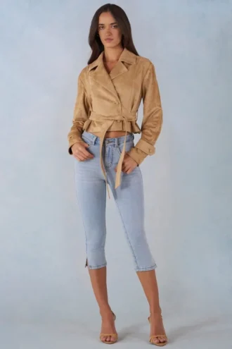 Noelie Kurzjacke aus Kunstwildleder mit Gürtel in Tan