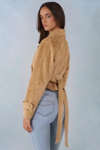 Noelie Kurzjacke aus Kunstwildleder mit Gürtel in Tan