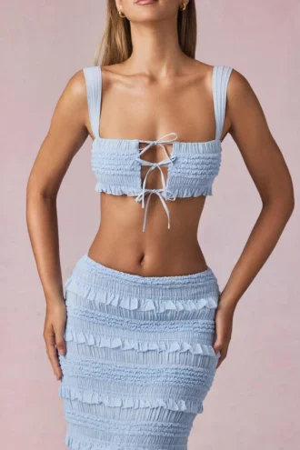 Ottilie Crop-Top mit Rüschen und Bindeband vorne in Powder Blue Ottilie Crop-Top mit Rüschen und Bindeband vorne in Powder Blue