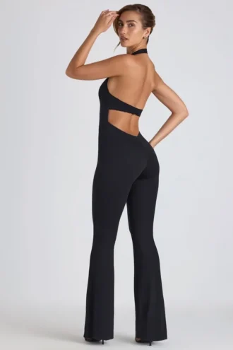 Pema Modal-Jumpsuit mit Spitzenbesatz, Cut-outs und ausgestelltem Schnitt in Schwarz Pema Modal-Jumpsuit mit Spitzenbesatz, Cut-outs und ausgestelltem Schnitt in Schwarz