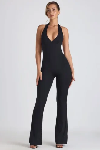 Pema Modal-Jumpsuit mit Spitzenbesatz, Cut-outs und ausgestelltem Schnitt in Schwarz Pema Modal-Jumpsuit mit Spitzenbesatz, Cut-outs und ausgestelltem Schnitt in Schwarz