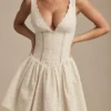 Sabina A-Linien-Minikleid mit Broderie-Anglaise-Verzierung und Schleife in Elfenbein Sabina A-Linien-Minikleid mit Broderie-Anglaise-Verzierung und Schleife in Elfenbein