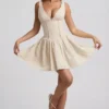 Sabina A-Linien-Minikleid mit Broderie-Anglaise-Verzierung und Schleife in Elfenbein Sabina A-Linien-Minikleid mit Broderie-Anglaise-Verzierung und Schleife in Elfenbein