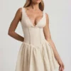 Sabina A-Linien-Minikleid mit Broderie-Anglaise-Verzierung und Schleife in Elfenbein Sabina A-Linien-Minikleid mit Broderie-Anglaise-Verzierung und Schleife in Elfenbein