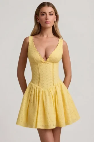Sabina A-Linien-Minikleid mit Broderie-Anglaise-Verzierung und Schleife in Pastellgelb Sabina A-Linien-Minikleid mit Broderie-Anglaise-Verzierung und Schleife in Pastellgelb