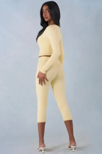 Selene Strick-Caprihose mit mittlerer Leibhöhe in Buttergelb Selene Strick-Caprihose mit mittlerer Leibhöhe in Buttergelb